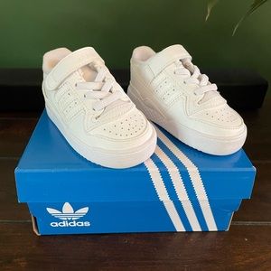 White Adidas Forum Low 4K